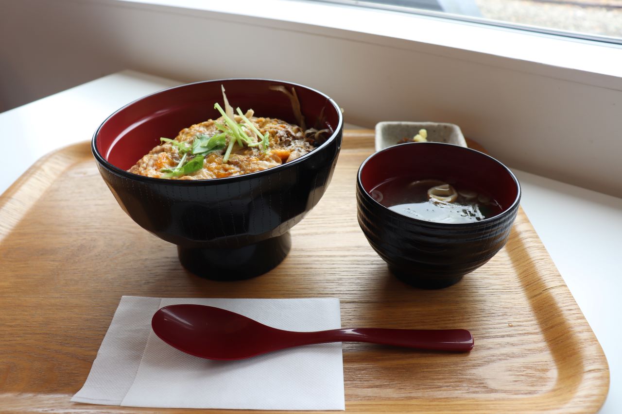 日本三大地鶏比内地鶏の柳川風トロトロ親子丼 (1)